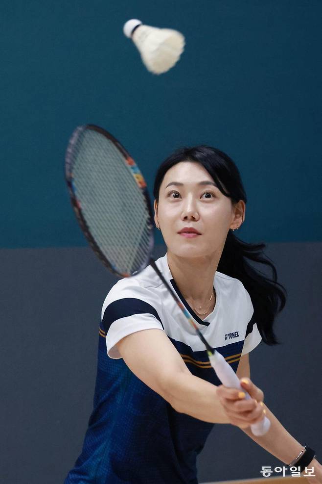 김성민 씨가 경기 고양시 덕양구 배드민턴 트레이닝센터 ‘에이원 인턴’ 지축점에서 셔틀콕을 받아넘기고 있다. 고양=전영한 기자 scoopjyh@donga.com