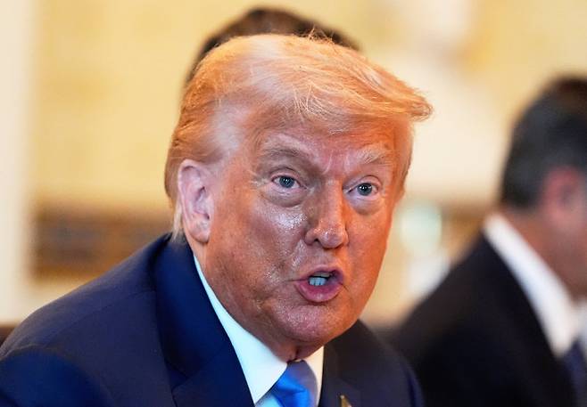 트럼프 전 대통령이 만성 정맥부전증 진단을 받으면서 이 질환에 대한 관심이 높아졌다. 주로 70세 이상에서 발생하는 만성 정맥부전증은 다리 부종과 통증을 유발하며, 생활습관 개선과 꾸준한 관리가 필수적이다. ⓒ 뉴시스