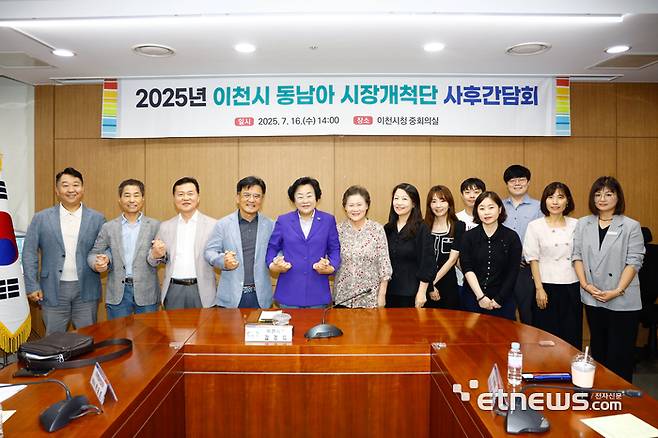 김경희 이천시장(왼쪽 다섯 번째)이 올해 상반기 해외시장개척단에 참여한 기업 임원진을 만나 사후 간담회를 진행하고 기념 촬영했다.