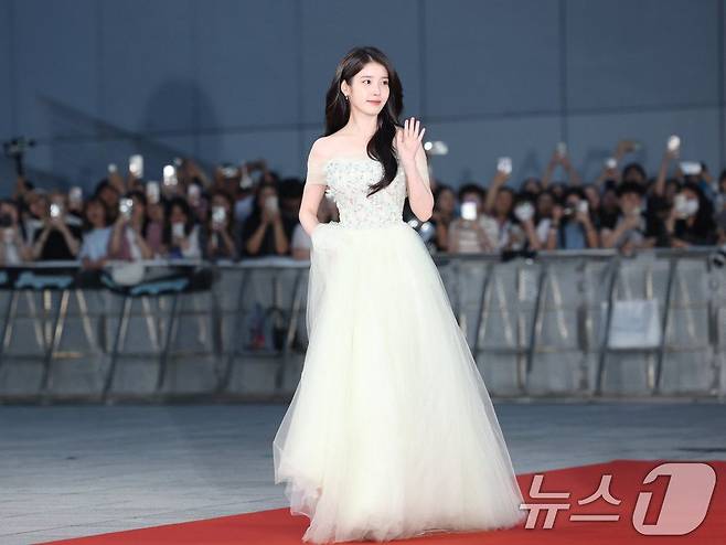 청룡시리즈어워즈 레드카펫 아이유jpg