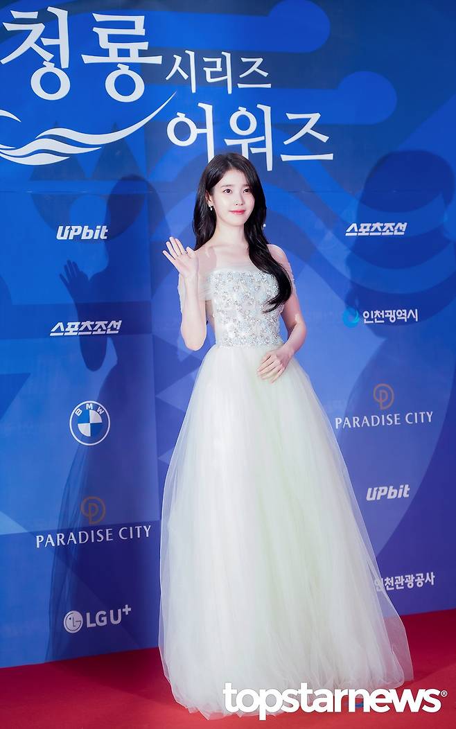 청룡시리즈어워즈 레드카펫 아이유jpg