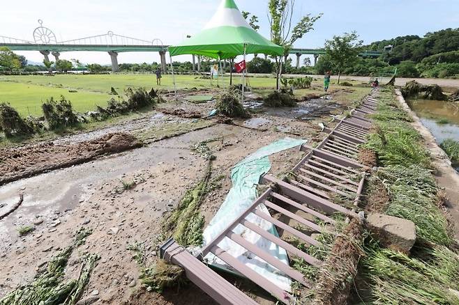 [광주=뉴시스] 18일 오후 광주 광산구 서봉파크골프장이 전날 내린 폭우에 떠밀려온 수풀로 어지럽혀져 있다. 광주지역에는 전날 하루동안 426㎜ 기록적 폭우가 내렸다. (사진 = 독자 제공)2025.07.18. photo@newsis.com /사진=뉴시스