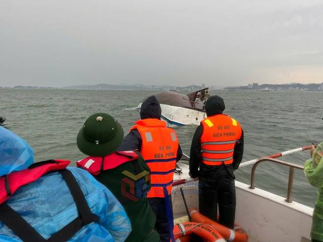 베트남 꽝닌성 당국이 19일 하롱베이 인근에서 전복한 유람선 수색작업을 하고 있다. 베트남 정부 페이스북 갈무리