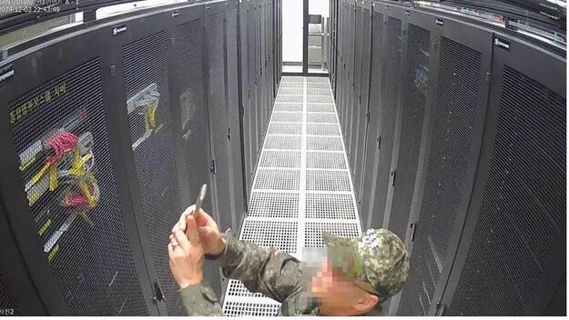 중앙선거관리위원회 시시티브이 영상. 계엄군이 사전투표 관련 통합 명부시스템이 있는 에이구역의 서버를 촬영하고 있다. 시시티브이 영상 갈무리