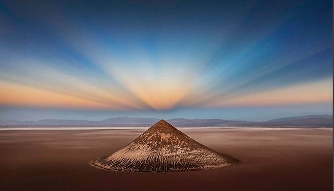 ‘올해의 사진’ 1위는 아르헨티나 안데스 산맥 고원의 화산암과 소금으로 만들어진 독특한 원뿔 모양의 지형 `코노 데 아리타\'(Cono De Arita)를 담은 사진이 차지했다. 광활한 아리자로 소금평원 한가운데 우뚝 솟아 있는 모습이 SF영화 속의 외계 세상을 보는 듯한 느낌을 준다. Ignacio Palacios/The Inaugural International Aerial Photographer of the Year