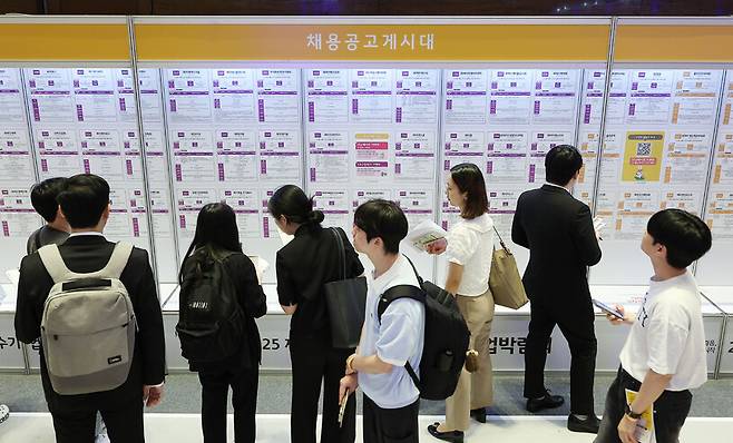 2025년 5월26일 서울 강남구 코엑스에서 열린 ‘2025 제1차 케이비(KB)굿잡 우수기업 취업박람회’에서 구직자들이 채용 공고 게시판을 둘러보고 있다. 연합뉴스