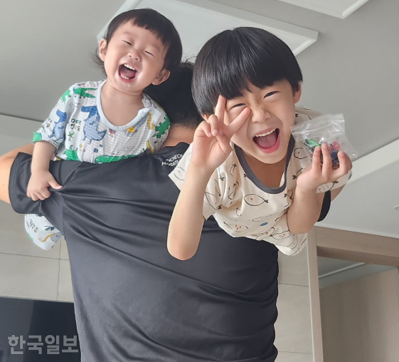 아빠 육아 커뮤니티인 '100인의 아빠단'에서 멘토로 활동하고 있는 권용현(43)씨와 권씨의 아이들. 권씨는 인천지역 육아 아빠 자조 모임 '인천아빠육아천사단'에도 참여하고 있다. 권용현씨 제공