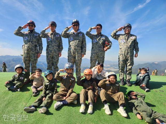 '100인의 아빠단' 미션 일환으로 아빠들이 아이들을 데리고 전남 담양으로 떠났던 패러글라이딩 체험. 권용현씨 제공