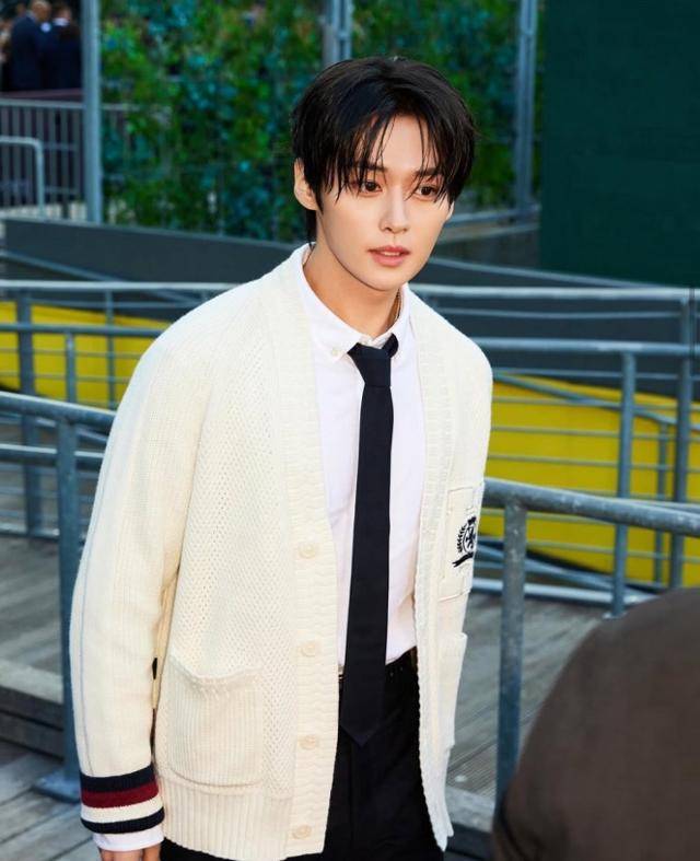 스트레이 키즈에서 메인 댄서와 보컬을 맡고 있는 리노는 고양이 반려인으로 잘 알려져 있다. instagram@t.leeknowsaurus