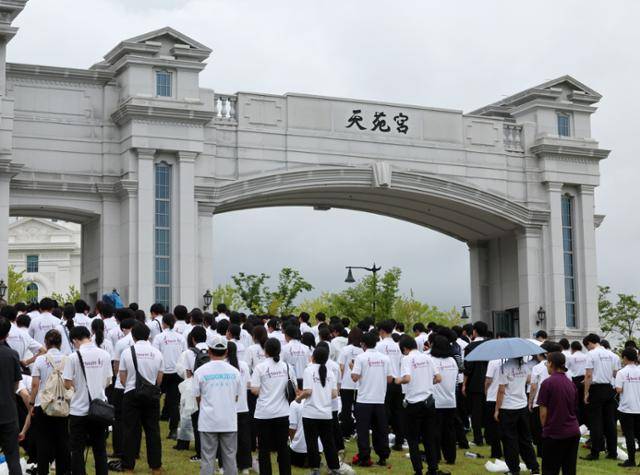 김건희 여사 의혹을 수사하는 민중기 특별검사팀이 통일교 압수수색에 들어간 18일 경기 가평군 천원궁 앞에서 통일교 신자들이 기도를 하고 있다. 가평=뉴시스