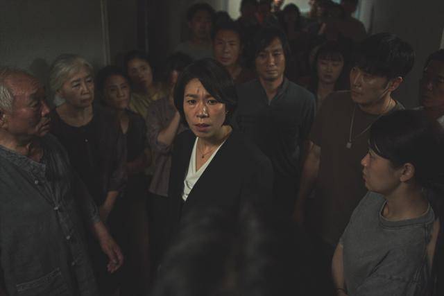 아파트 입주자 대표인 은화는 재력을 지닌 이로 집값 하락을 막기 위해 종종 나선다. 넷플릭스 제공