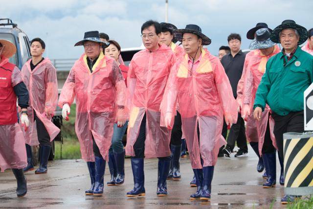 송언석 국민의힘 비상대책위원장 겸 원내대표와 지도부가 19일 폭우로 수해를 입은 충남 예산 삽교읍 용동3리를 찾아 수해복구 봉사활동을 하고 있다. 국민의힘 제공