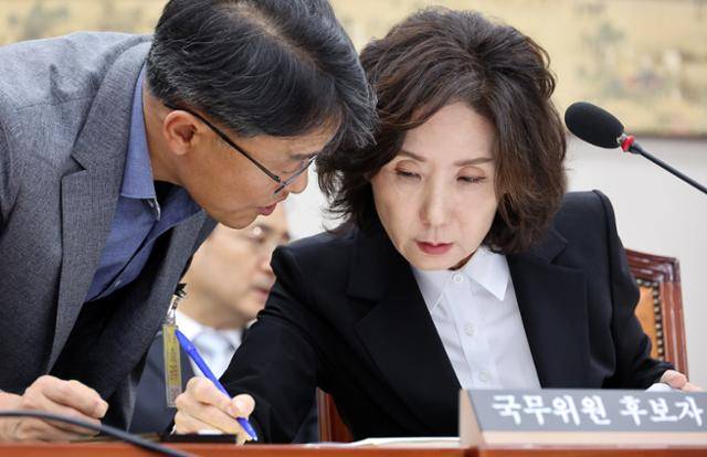 이진숙 교육부 장관 후보자가 지난 16일 서울 여의도 국회 교육위원회에서 열린 인사청문회에서 교육부 관계자의 이야기를 듣고 있다. 연합뉴스