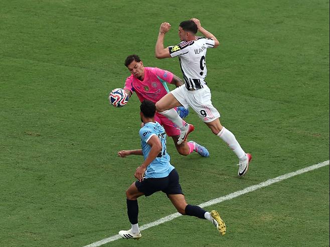 <yonhap photo-1891=""> Soccer Football - FIFA Club World Cup - Group G - Juventus v Manchester City - Camping World Stadium, Orlando, Florida, U.S. - June 26, 2025 Juventus' Dusan Vlahovic in action with Manchester City's Ederson REUTERS/Amanda Perobelli/2025-06-27 06:58:46/ <저작권자 ⓒ 1980-2025 ㈜연합뉴스. 무단 전재 재배포 금지, AI 학습 및 활용 금지></yonhap>