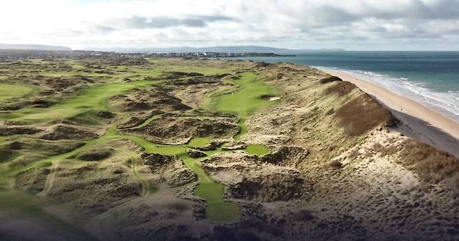 디 오픈이 열리는 링크스(Links) 코스에는 바람을 막을 나무가 거의 없기 때문에, 짧은 퍼트조차도 강한 돌풍의 영향을 받을 수 있다. 사진은 2025 디 오픈이 열리는 로열 포트러시 골프장의 7번 홀 전경. 아기자기하고 멋진 골프장 풍경에 익숙한 국내 팬들에게는 ‘황무지’ 같이 보일 수도 있다. 디 오픈 홈페이지