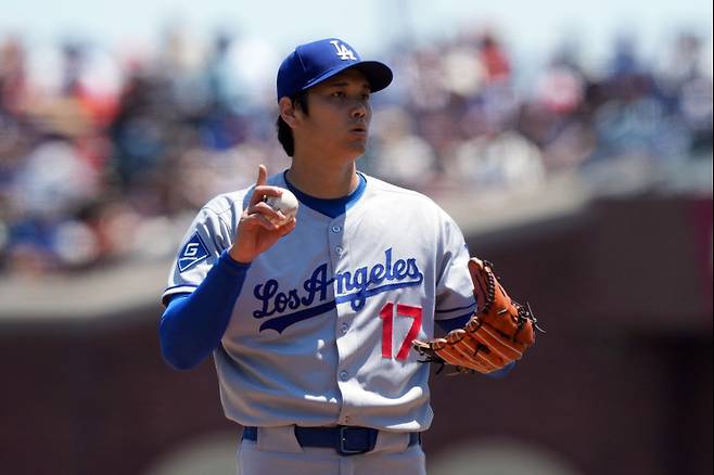 <yonhap photo-1378=""> Jul 12, 2025; San Francisco, California, USA; Los Angeles Dodgers starting pitcher Shohei Ohtani (17) gestures during the first inning against the San Francisco Giants at Oracle Park. Mandatory Credit: Darren Yamashita-Imagn Images/2025-07-13 08:04:28/ <저작권자 ⓒ 1980-2025 ㈜연합뉴스. 무단 전재 재배포 금지, AI 학습 및 활용 금지></yonhap>