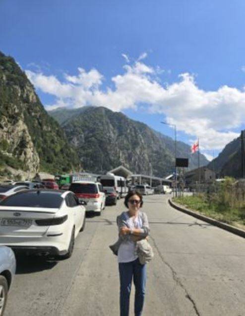 윤영선 전 관세청장 일행이 코카서스산맥 계곡의 러시아, 조지아 국경에서 사진을 찍고 있다. [사진=윤영선]