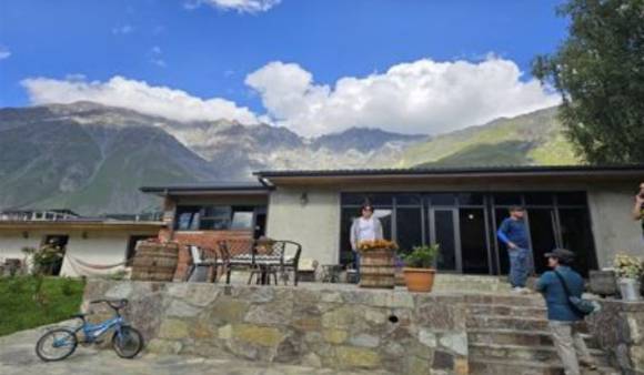 윤영선 전 관세청장 일행이 카즈벡 마을 민가의 가정집 점심식사를 준비하고 있다. [사진=윤영선]