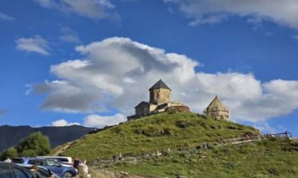 코카서스산맥 2200m 고지의 '성 3위 일체' 교회가 있다. [사진=윤영선]