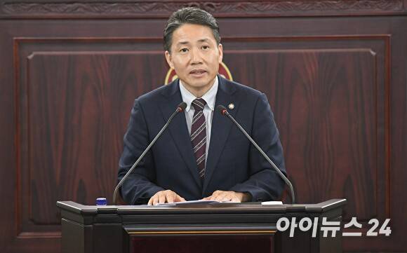 임채덕 의원이 시정질문을 하고 있다. [사진=화성특례시의회]