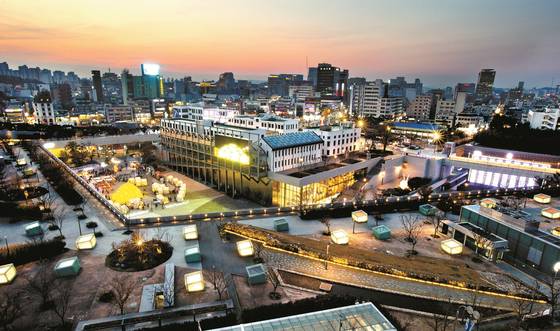 광주광역시 동구 옛 전남도청 일대에 들어선 국립아시아문화전당 전경. 축구장(7140㎡) 22개 크기인 전당 시설물 대부분을 지하에 배치한 게 특징이다. 중앙포토