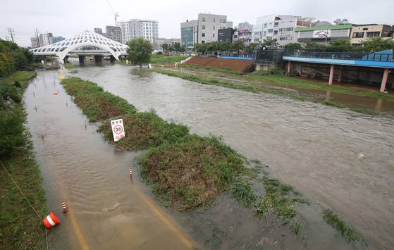 2022년 대전시 대전천 목척교 일대 하상도로가 불어난 물에 침수돼 있다. 뉴스1