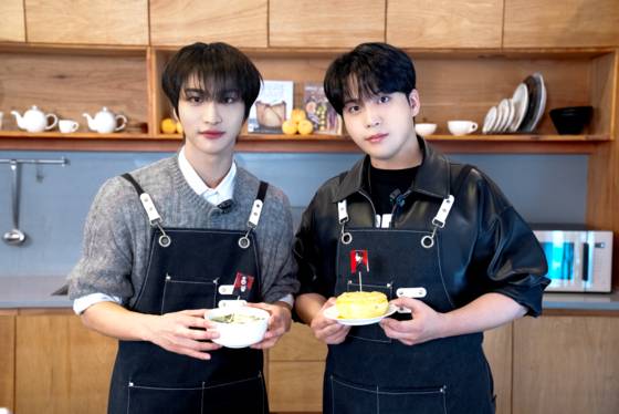 촬영 당일 성화와 종호는 캡틴 홍중을 위해 두부 요리를 만들었다. 성화(왼쪽)는 두부미역국, 종호는 두부계란찜이다. 사진 HOGER