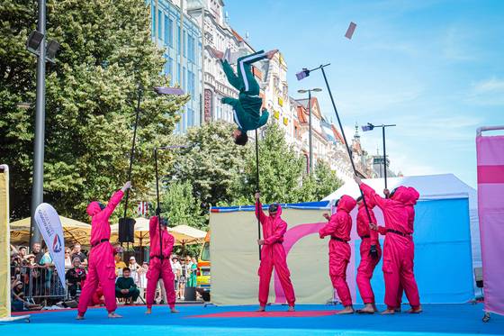 지난 6월 21일 체코 프라하의 바츨라프 광장에서 세계태권도연맹 시범단이 ‘오징어 게임’을 테마로 퍼포먼스를 펼치고 있다. [사진 세계태권도연맹]