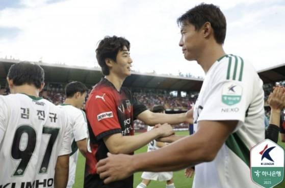 데뷔전을 치른 포항 기성용(가운데). 사진 프로축구연맹