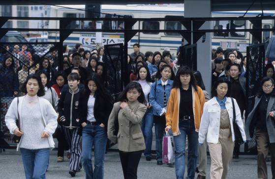 1970년대 조성된 마산자유무역지역에 출근하는 여성 근로자들. [중앙포토]