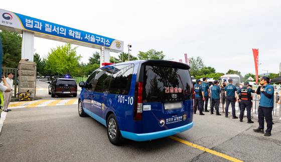 윤석열 전 대통령이 청구한 구속적부심이 18일 기각됐다. 이날 윤 전 대통령이 탑승한 것으로 추정되는 호송차량이 서울구치소로 들어가고 있다. [뉴시스]
