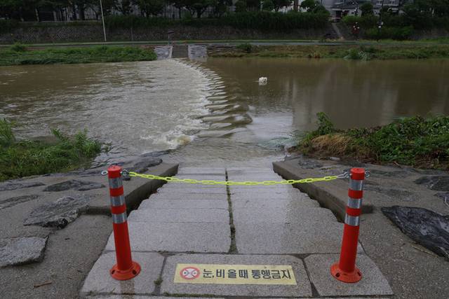 ▲ 수도권에 올여름 첫 장마가 시작된 지난달 20일 오후 경기도 의정부시 중랑천에서 징검다리가 출입 통제되어 있다. 연합뉴스