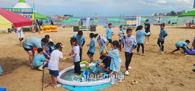 ▲ 19일 고성군 토성면 천진해변을 찾은 피서객들이 무더위를 피해 피서를 즐기고 있다.