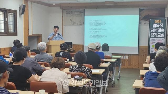 ▲ 이병률 시인이 최근 춘천 김유정문학촌에서 열린 금병의숙 창작교실에서 시에 대한 자신의 소회를 밝히고 있다.