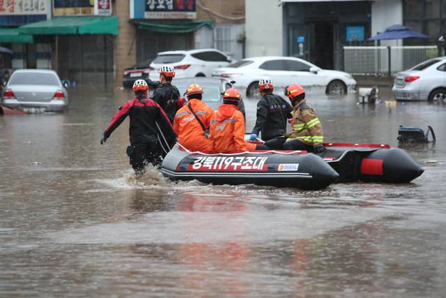 ▲ 17일 오후 대구 북구 노곡동에서 119구조대가 보트를 타고 인명 수색을 하고 있다. 이날 갑작스러운 폭우로 노곡동 일대가 침수됐다. 2025.7.17 연합뉴스