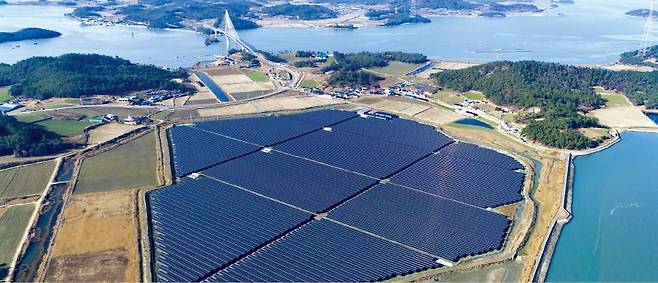 전남 신안군 안좌도 태양광 발전소 전경. 신안군은 이 발전소에서 나온 수익을 주민에게 신재생에너지 배당금으로 지급하고 있다. /한경DB