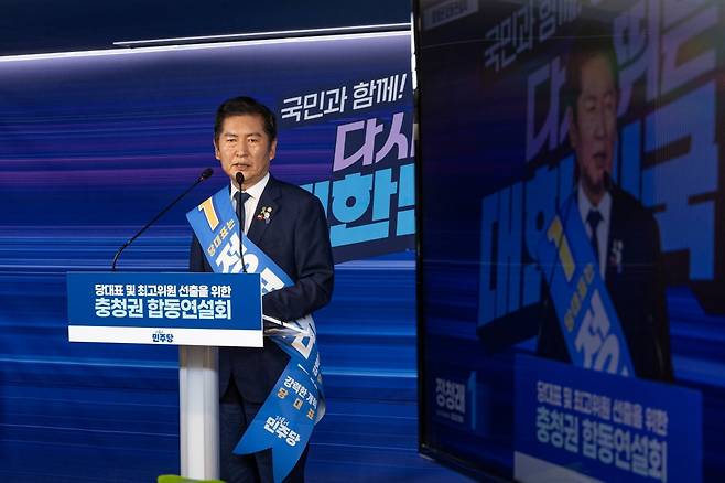 정청래 후보가 19일 서울 여의도 당사에서 열린 더불어민주당 당대표 선출을 위한 경선 합동연설회에서 정견을 발표하고 있다. 더불어민주당 제공