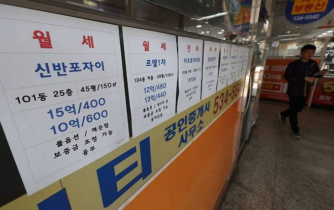 서울 시내 한 부동산에 월세 안내문이 붙어 있다. 사진=연합뉴스