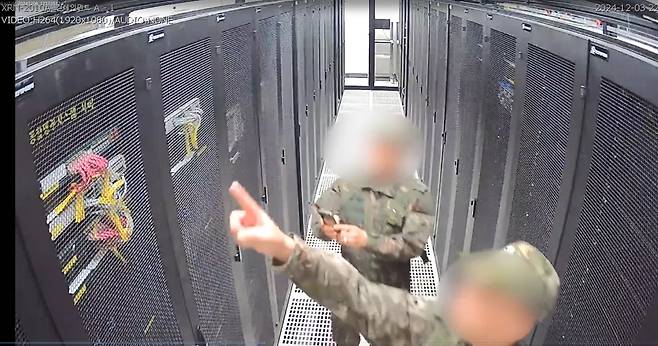 국회 행정안전위원회가 계엄령 선포 당시 선거관리위원회에 투입된 계엄군이 선관위 시스템 서버를 촬영하는 장면이 담긴 CCTV를 공개했다. 행정안전위원회 제공
