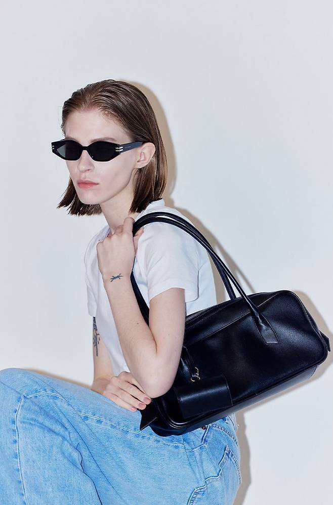 아이백유어파든 ‘아트브러시 백’. 화구통에서 영감을 받아 가로가 긴 형태의 쉐입이 돋보이는 제품이다.