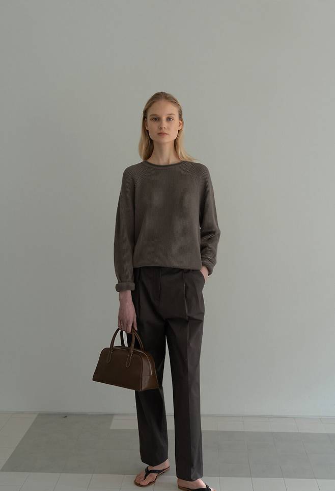 넉넉한 수납력과 세련된 디자인으로 유행타지 않고 다양한 룩에 연출하기 수월한 낫띵리튼 ‘클래식 미니 골프백’.