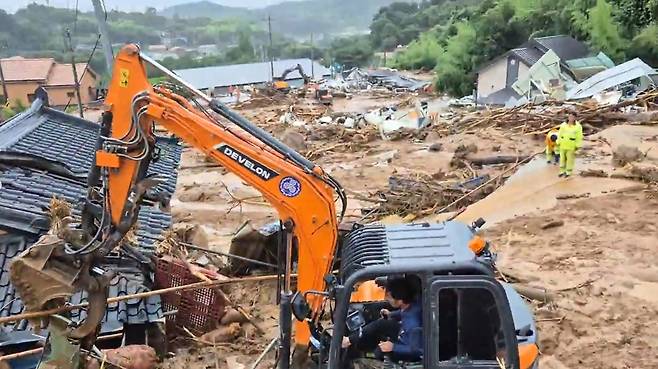 폭우와 산사태가 발생한 19일 경남 산청군 산청읍 부리에서 수색 작업이 진행 중이다. 경남도소방본부 제공