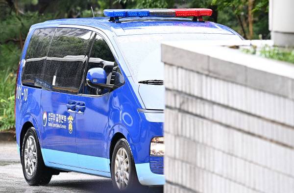 윤석열 전 대통령이 탑승한 호송차가 18일 서울 서초구 서울중앙지방법원으로 들어서고 있다. 연합뉴스