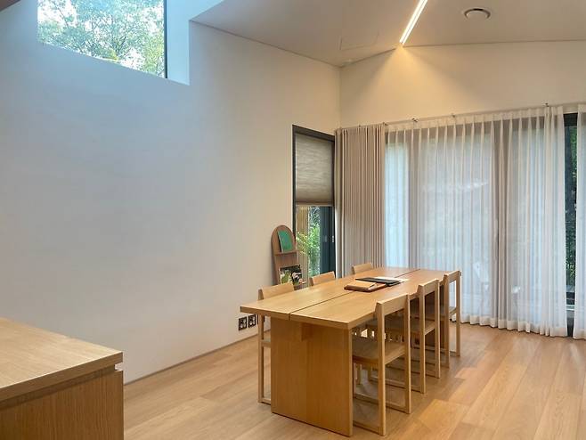 The interior of a room at Surak Hyu (Hong Yoo/ The Korea Herald)