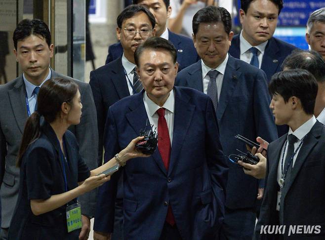 12·3 비상계엄 사태 관련 내란 혐의를 받는 윤석열 전 대통령이 9일 서울 서초구 서울중앙지방법원에서 구속 전 피의자 심문(영장실질심사)을 마치고 대기 장소인 서울구치소로 이동하고 있다. 사진공동취재단&nbsp;