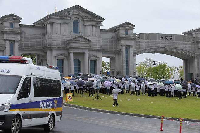 김건희 여사의 각종 의혹들을 수사하는 민중기 특별검사팀이 통일교 시설과 관계자를 대상으로 압수수색에 나선 18일 오전 경기도 가평군 통일교 본부에서 신도들이 집회를 열고 있다. 연합뉴스&nbsp;