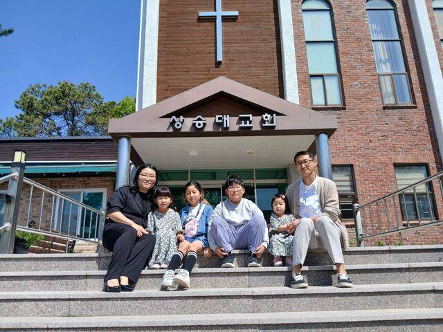 고아름 집사와 네 남매 선애 초애 유찬 인애, 남편 태희열 집사(왼쪽부터)가 지난 5월 경기도 이천 7군단 상승대교회 앞 계단에 앉아 사진을 찍고 있다. 고 집사 제공