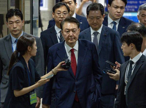 12·3 비상계엄과 관련해 특검의 수사를 받는 윤석열 전 대통령이 지난 9일 서울 서초구 서울중앙지법에서 열린 구속 전 피의자 심문(영장실질심사)이 끝난 뒤 법원을 떠나고 있다. 연합뉴스