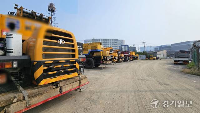 18일 오후 인천 서구 원창동 한 국유지에 불법주차한 공사장비차량들이 늘어서있다. 박기웅기자