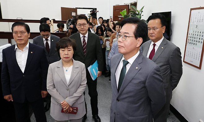 국민의힘 송언석 비대위원장 겸 원내대표와 법제사법위원회 위원들 / 사진=연합뉴스
